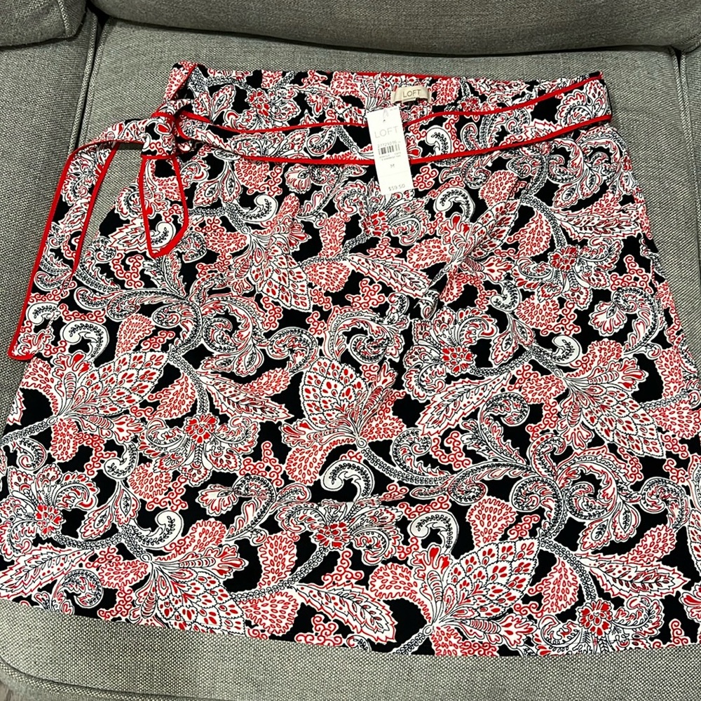 Loft New with Tags size M skirt black/red